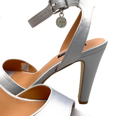 GMV sandalo per donna con plateau in raso grigio argento fibbia